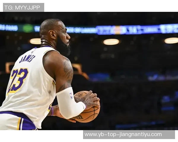 詹姆斯在东契奇和里夫斯的光芒下显得孤独让人心疼的篮球传奇 詹姆斯在东契奇和里夫斯的光芒下显得孤独让人心疼的篮球传奇